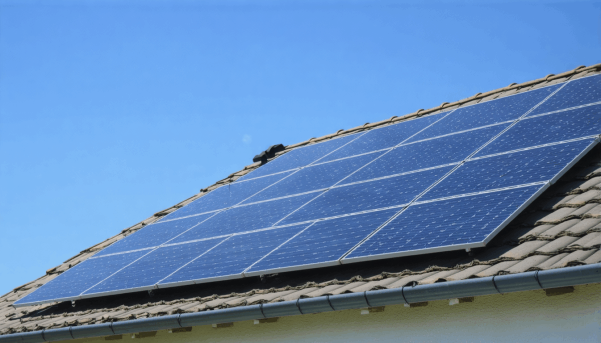 découvrez comment déterminer l'inclinaison idéale pour vos panneaux solaires afin de maximiser leur efficacité et optimiser la production d'énergie tout au long de l'année.