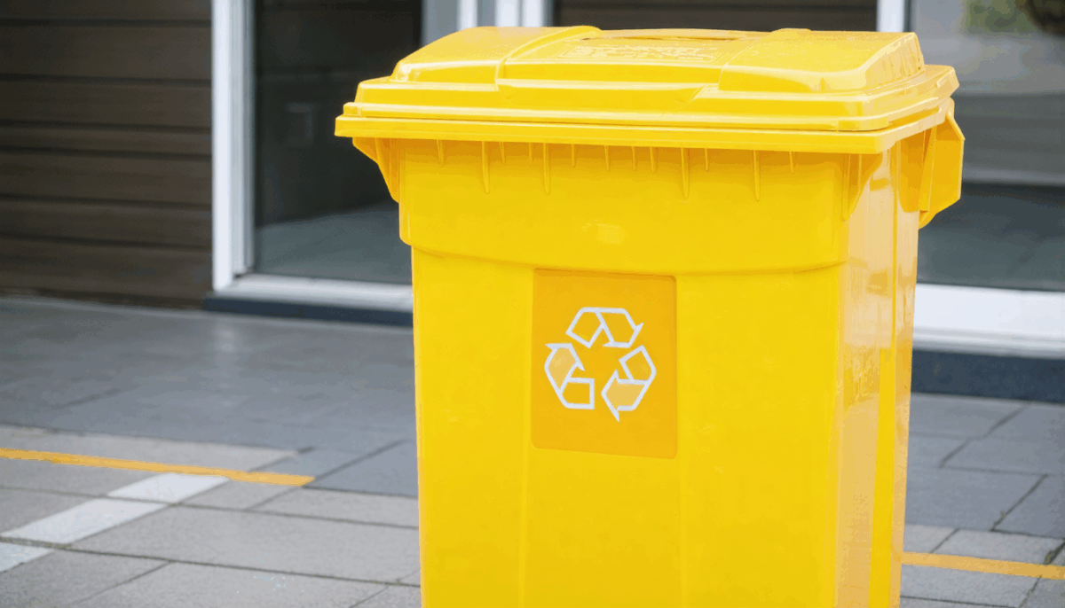 découvrez si vous avez le droit de déposer un sac poubelle dans la poubelle jaune et quelles sont les règles de tri à respecter pour un recyclage efficace.