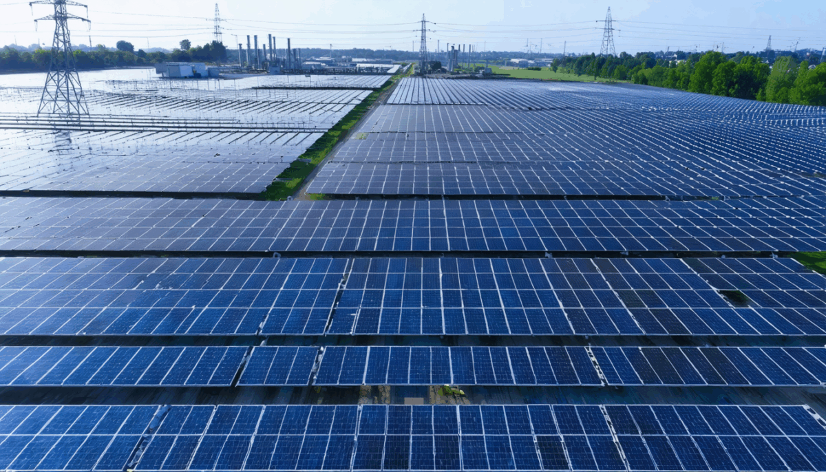 découvrez le rendement moyen de 1000 m² de panneaux solaires, comment optimiser votre production d'énergie solaire et les facteurs influençant l'efficacité.